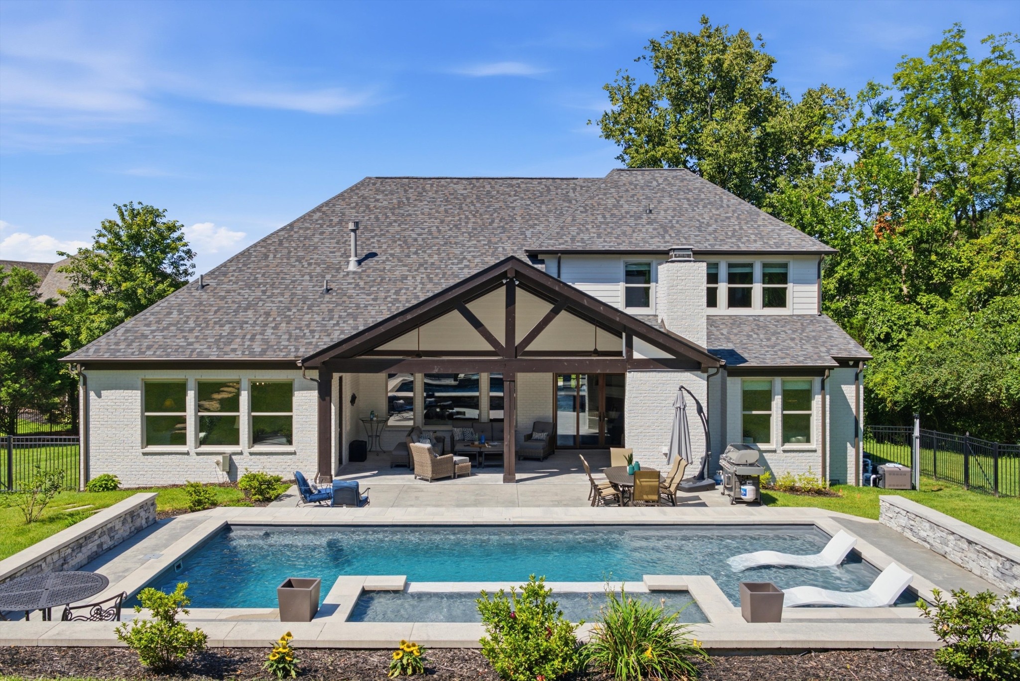 2230 Georgian Cir
