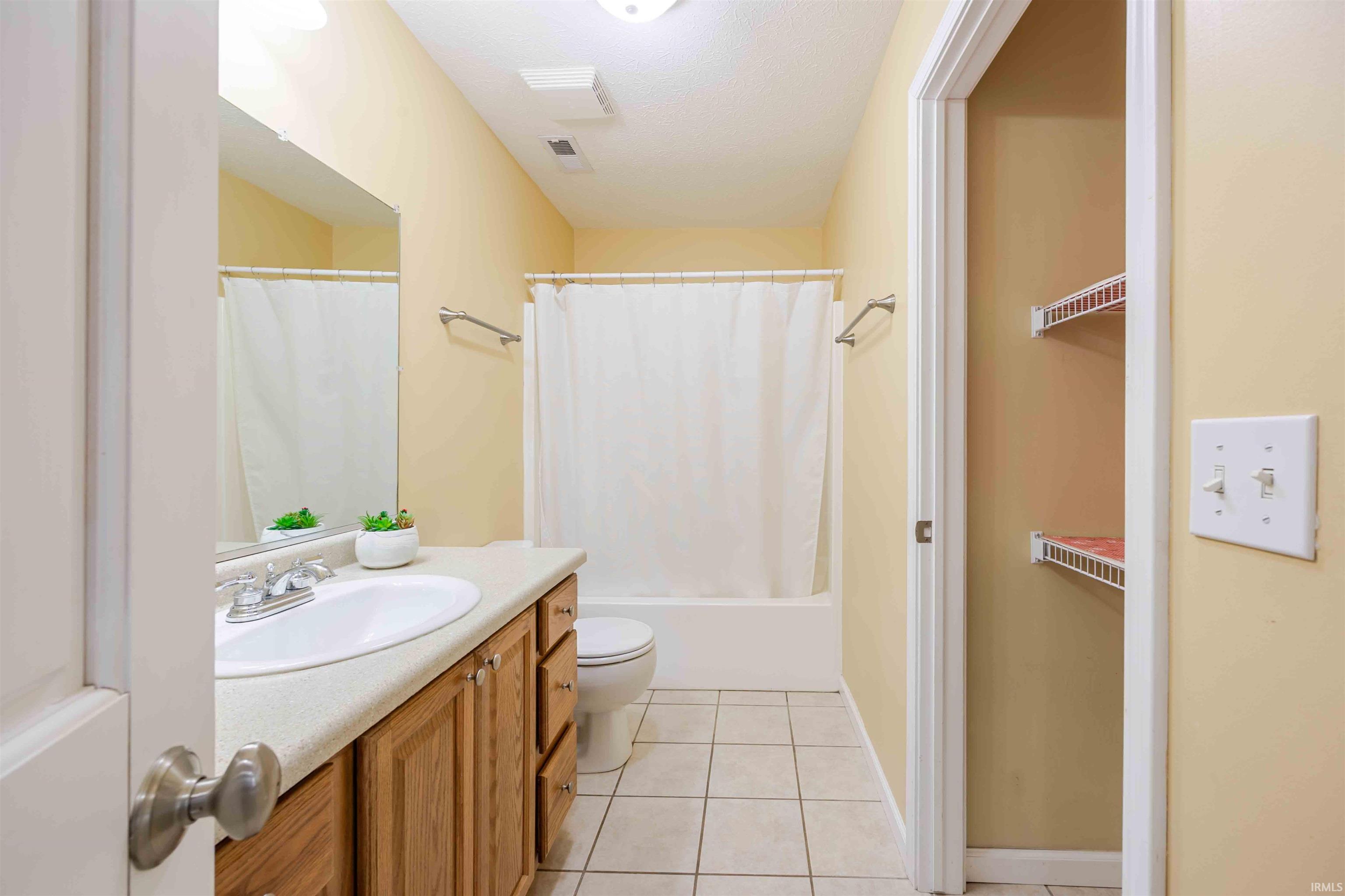 126 White's Pointe