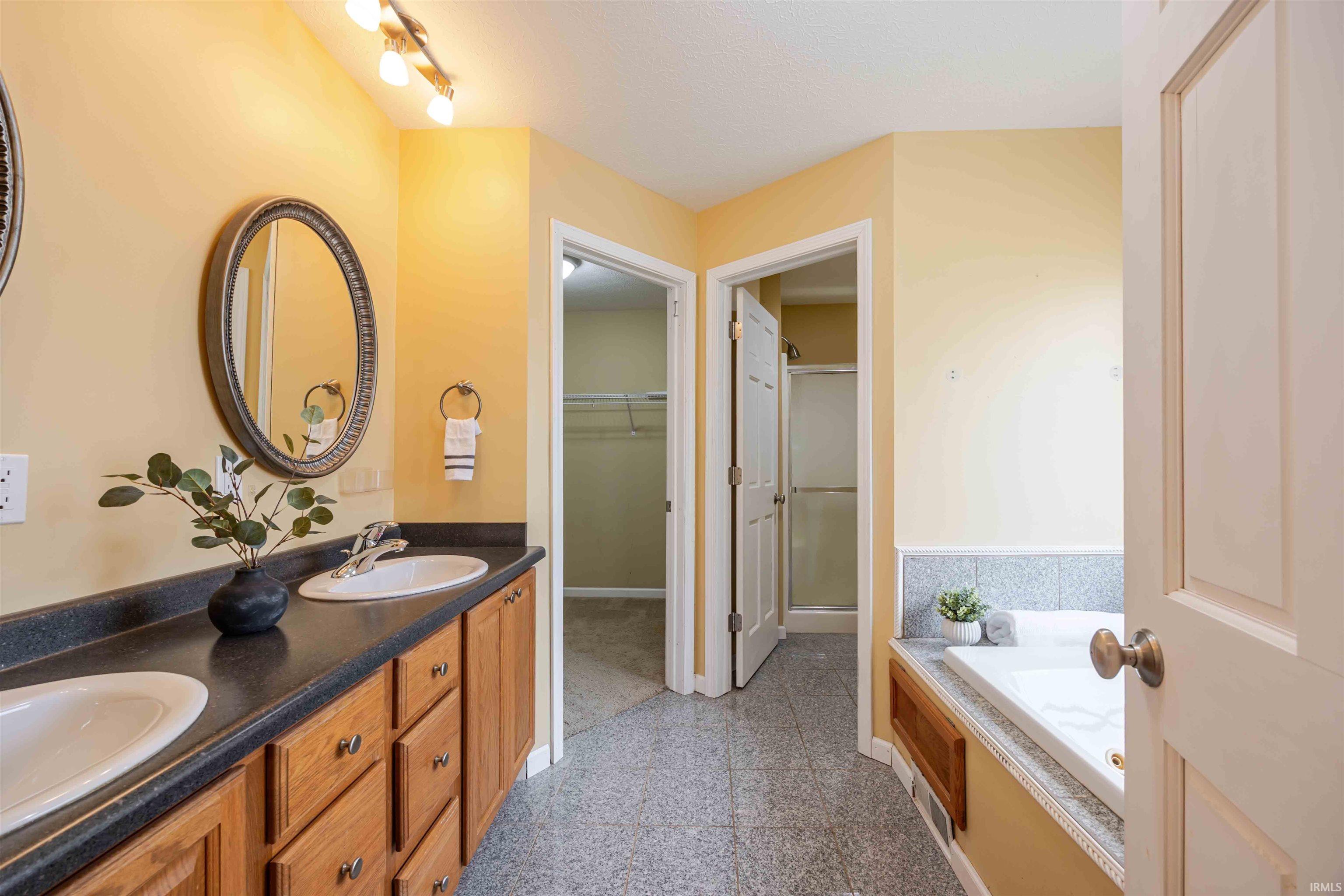 126 White's Pointe
