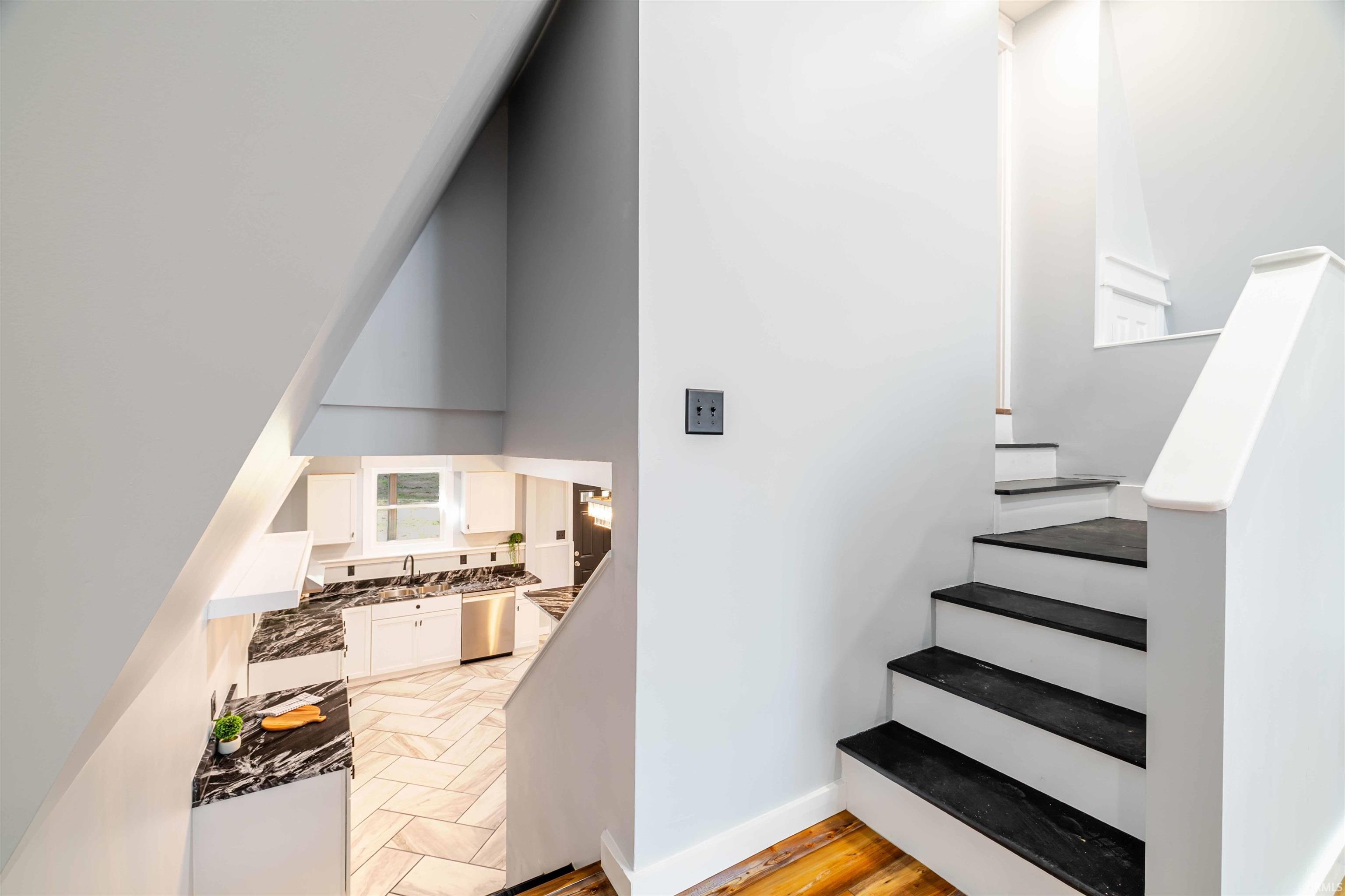 123 Empire Lane