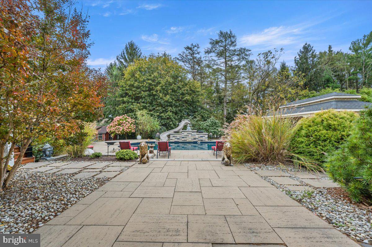 6942 LEHIGH COURT