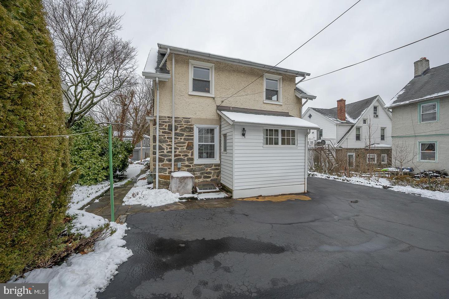 15 Woodbine Ave