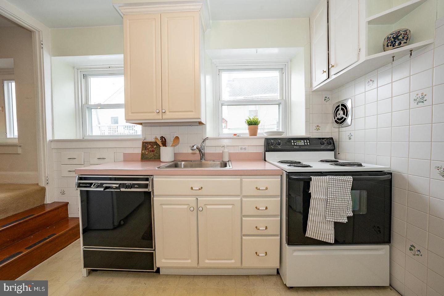 15 Woodbine Ave