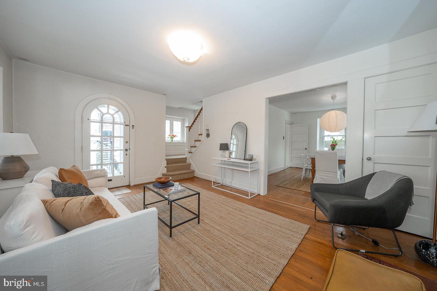 15 Woodbine Ave