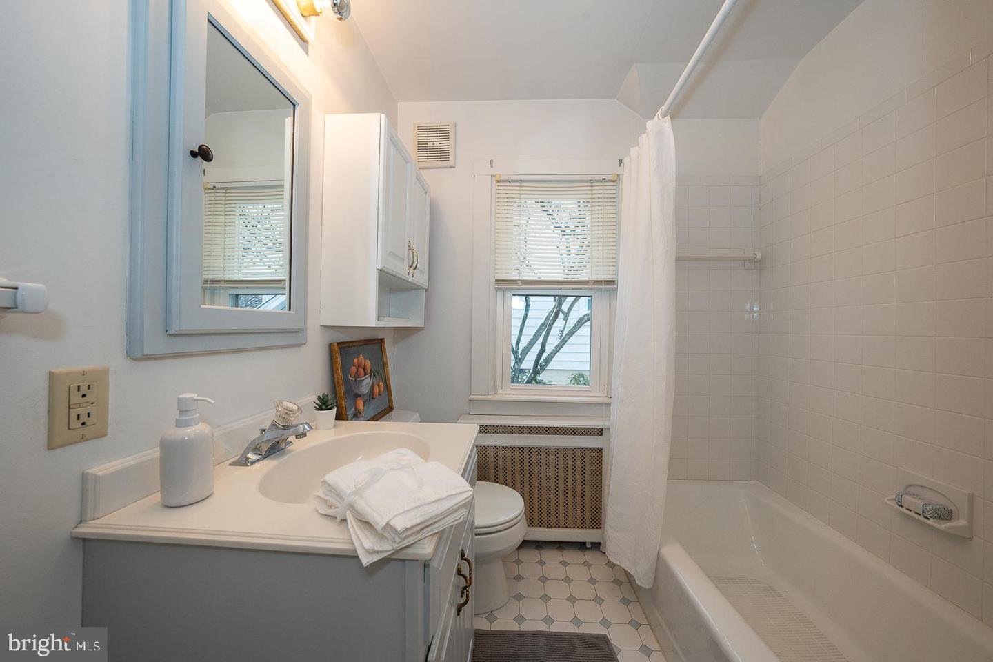 15 Woodbine Ave