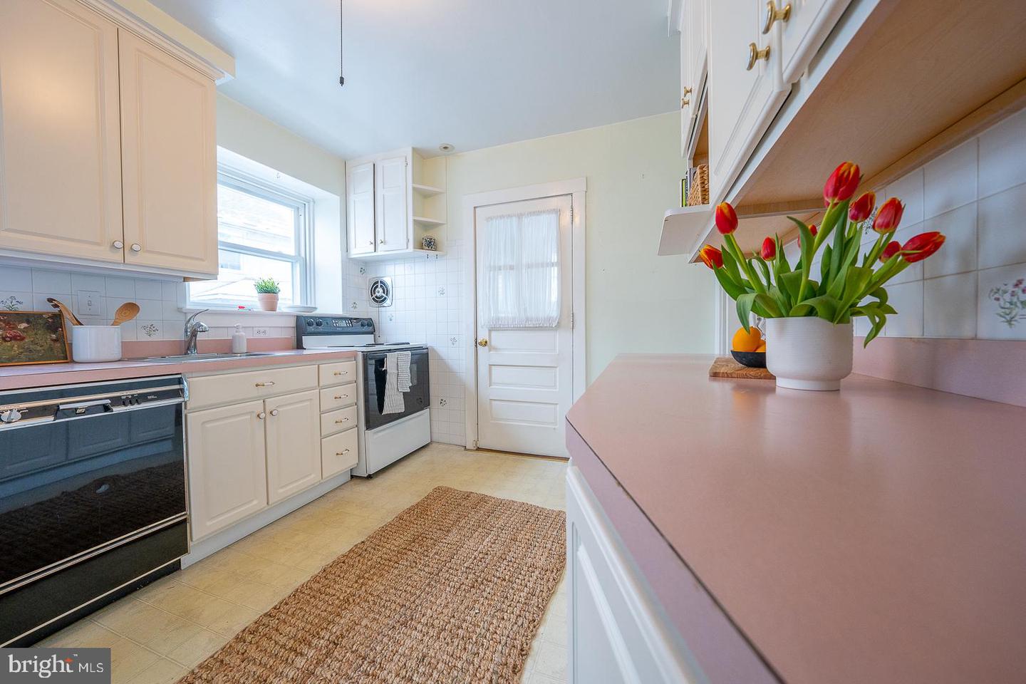 15 Woodbine Ave