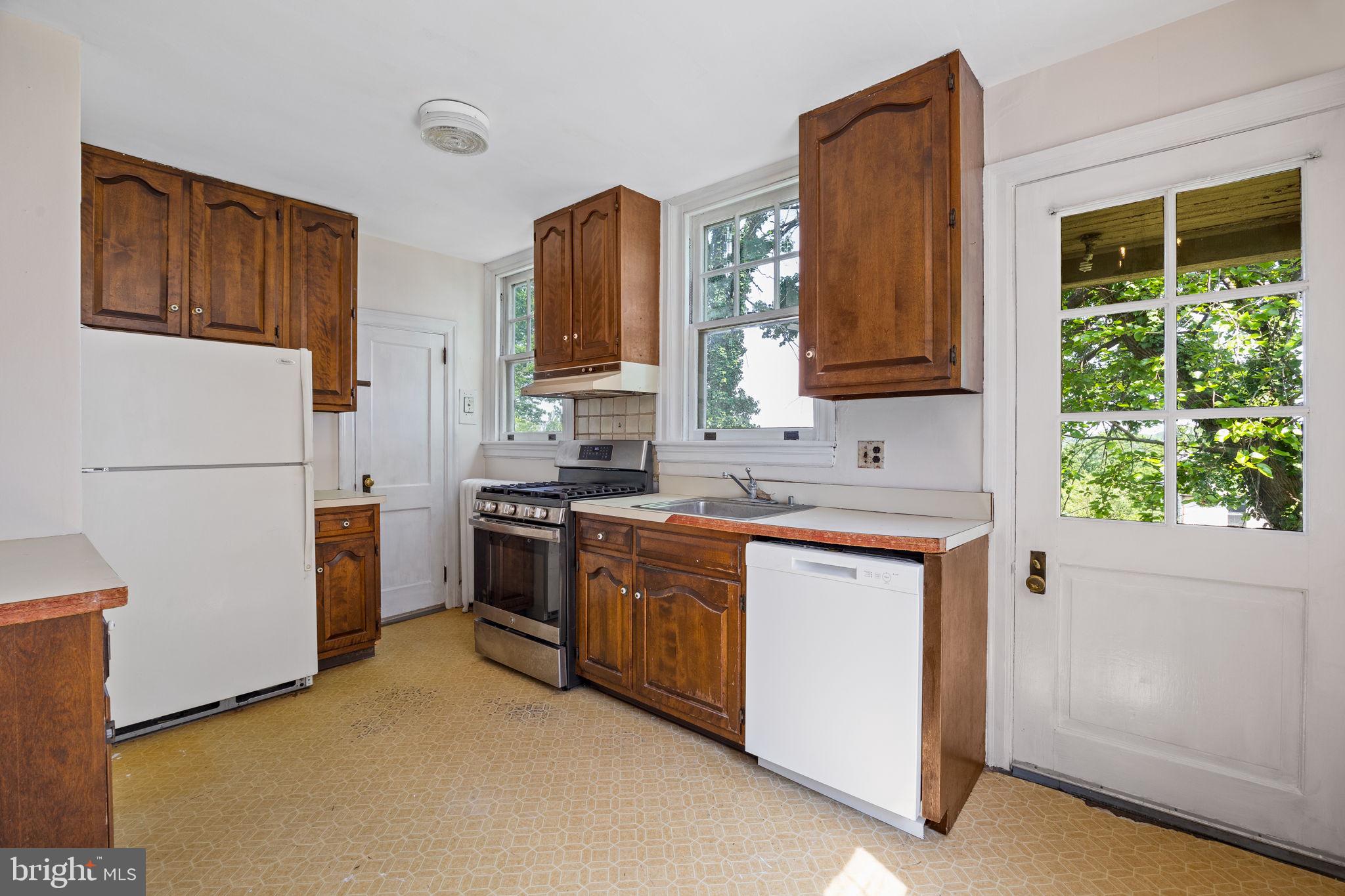 908 EDGE HILL ROAD