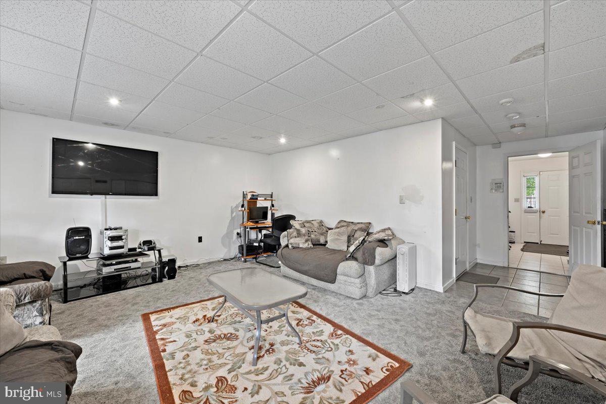 2567 CHESTNUT LANE