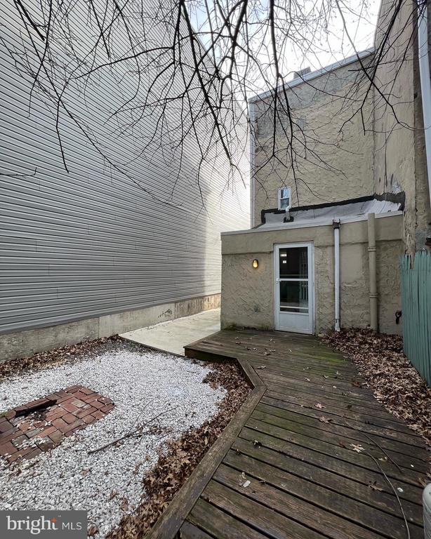 1211 E Oxford St
