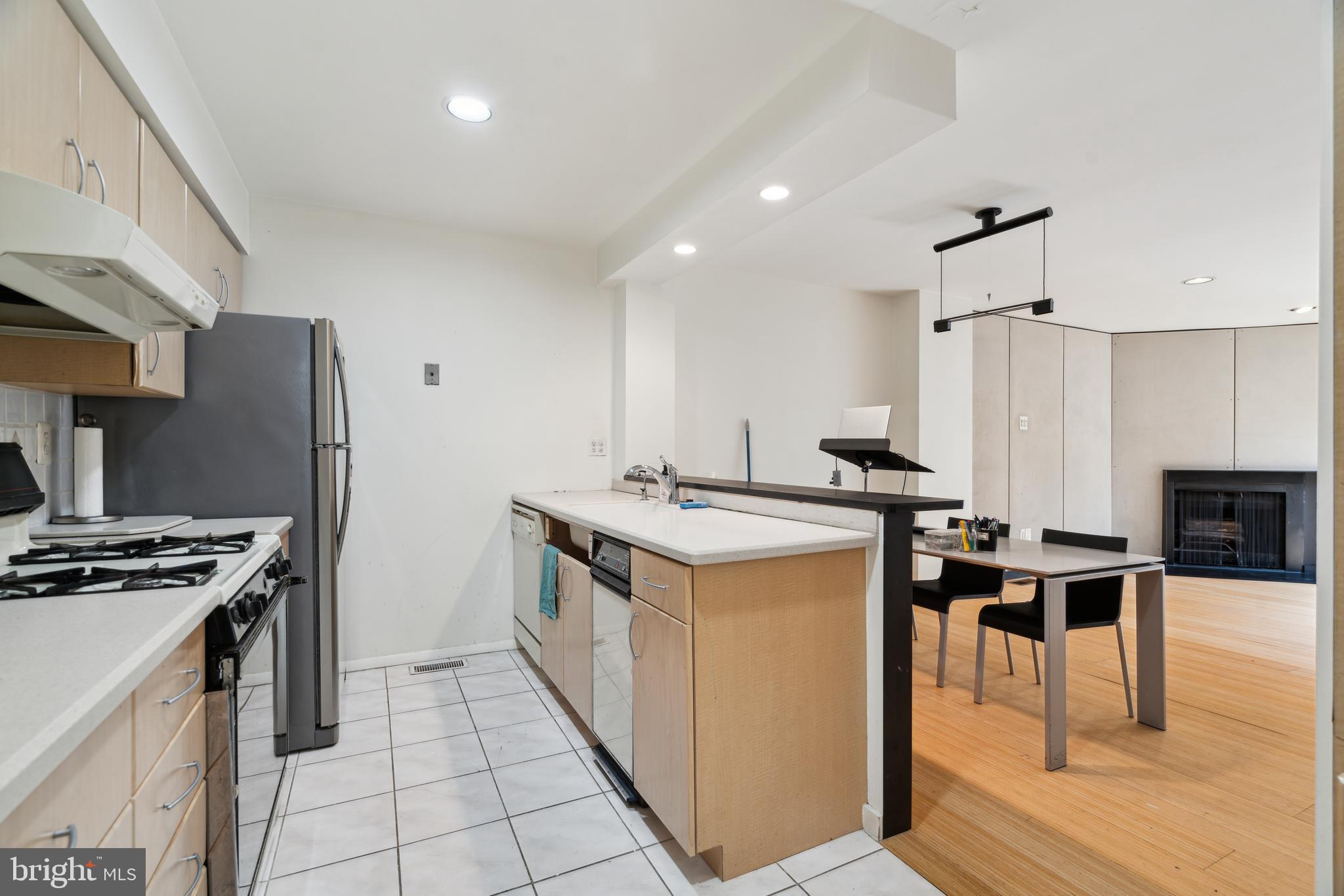 2213 RACE STREET 25 202