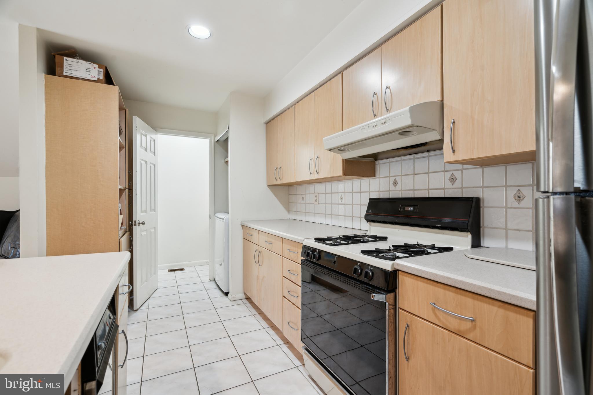 2213 RACE STREET 25 202
