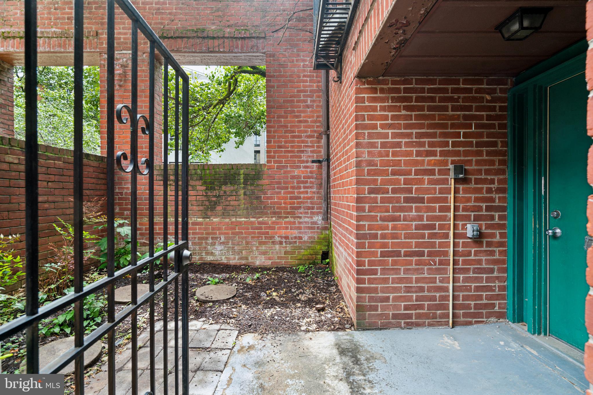 2213 RACE STREET 25 202