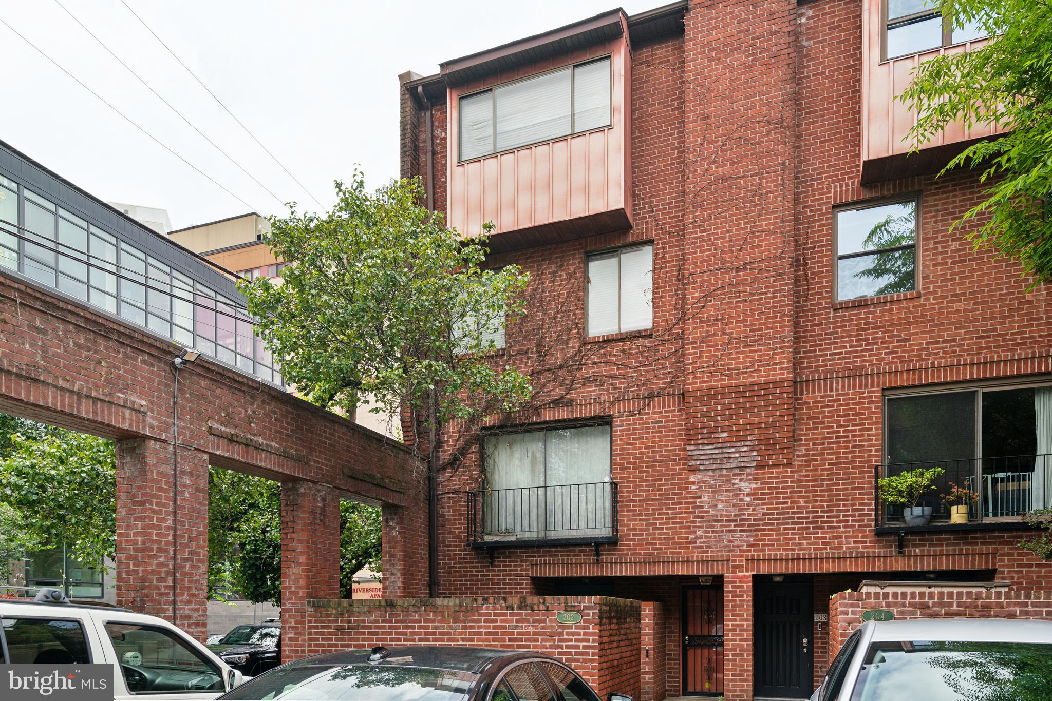 2213 RACE STREET 25 202