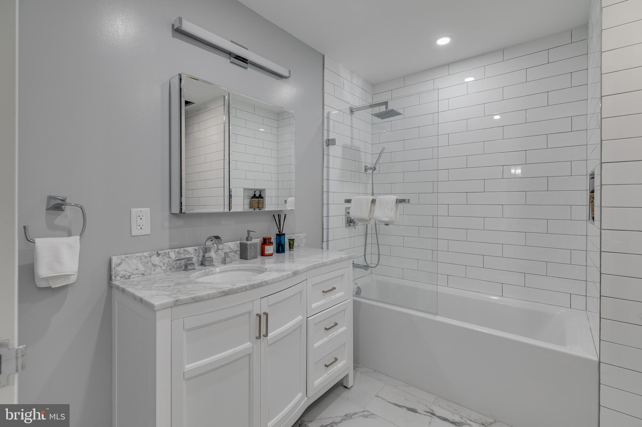 150 S INDEPENDENCE MALL W 517
