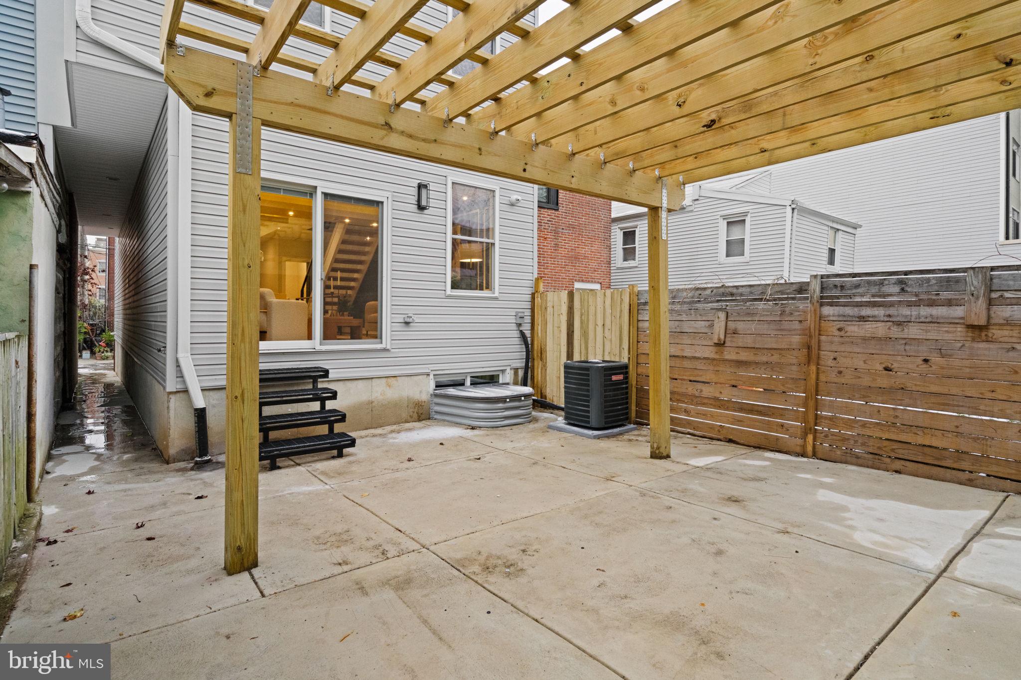1125 CREASE STREET