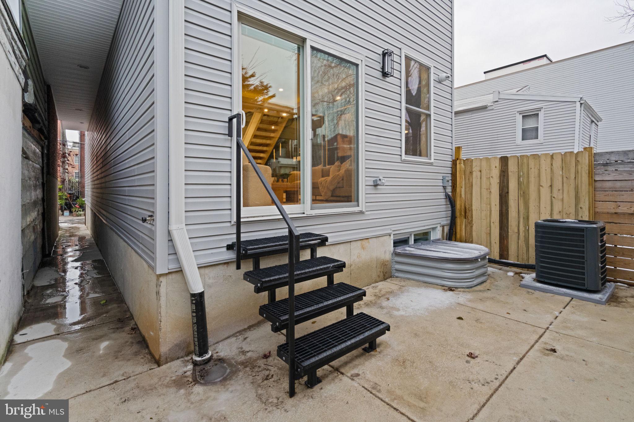1125 CREASE STREET