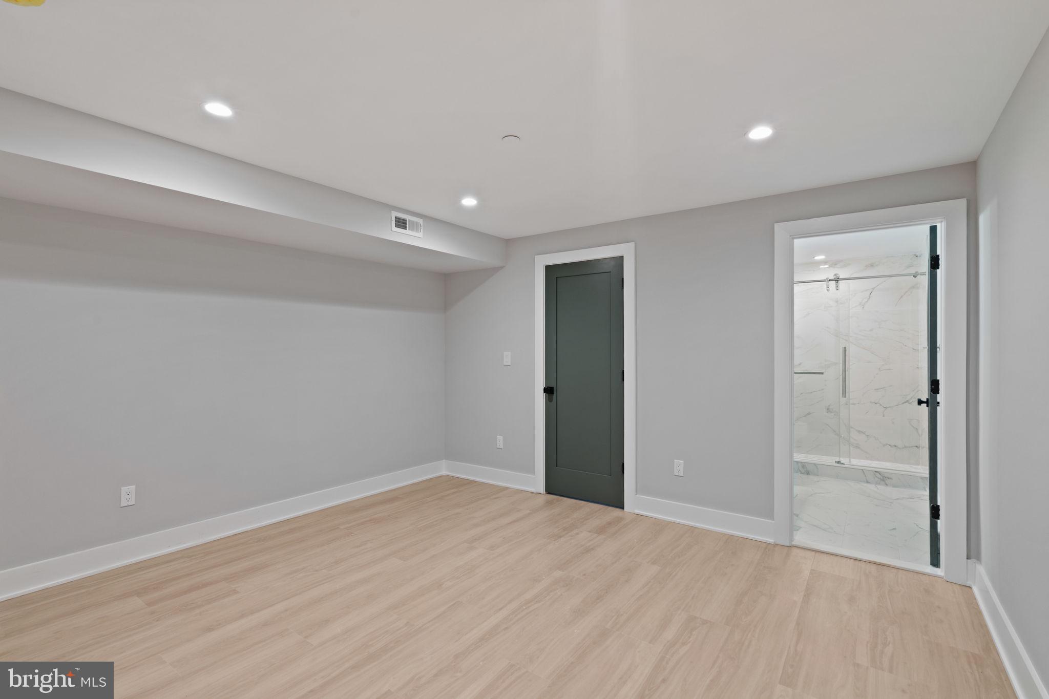 1125 CREASE STREET