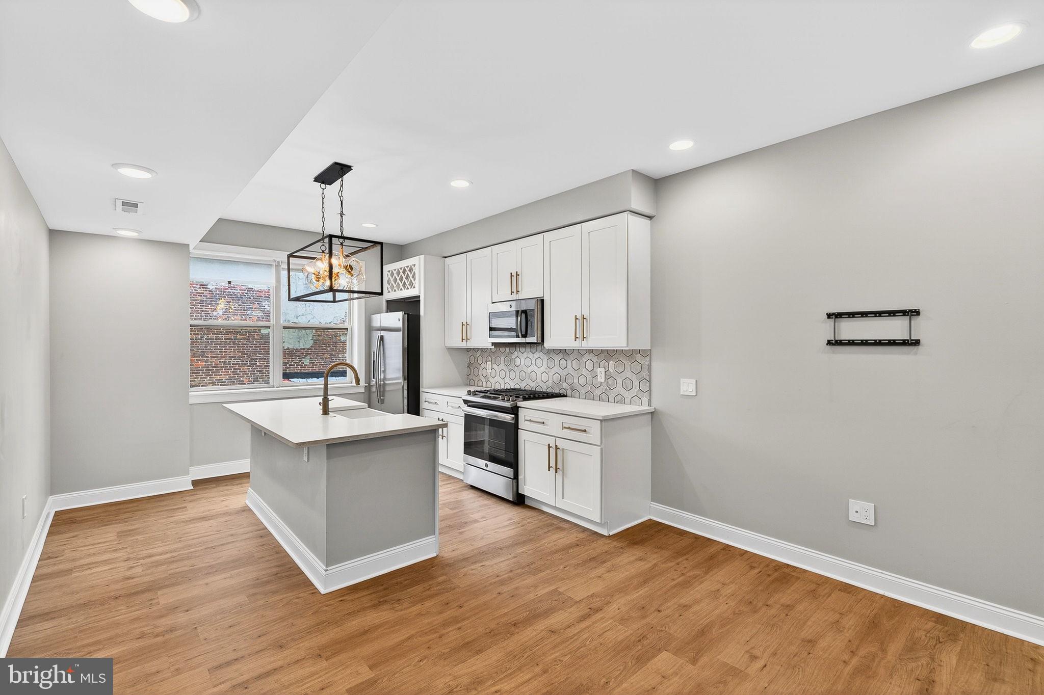 2528 E ALBERT