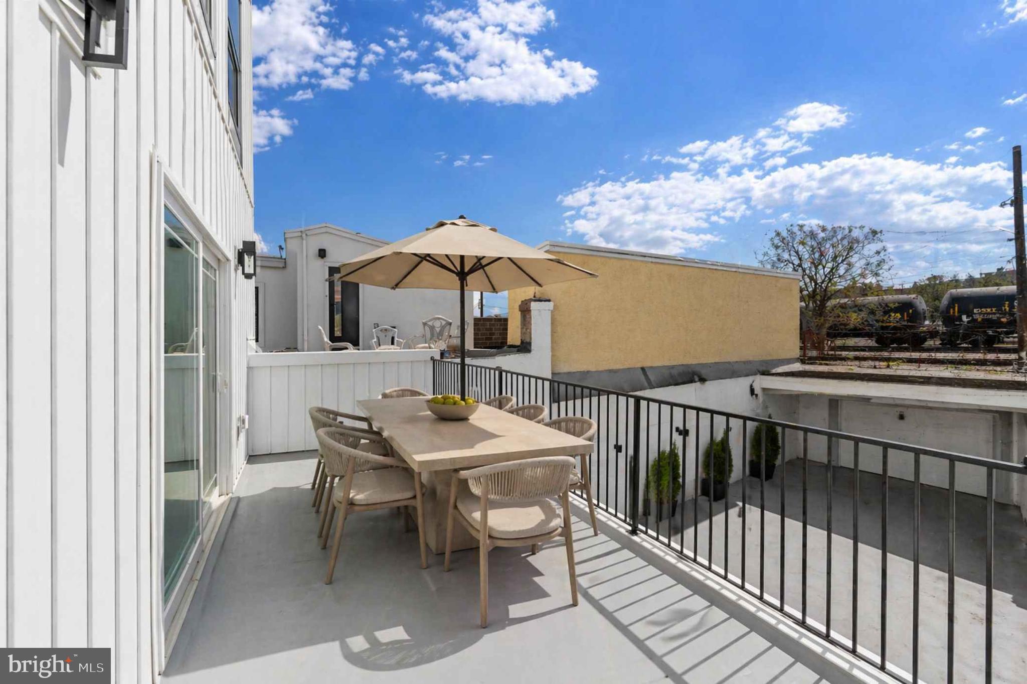 2552 E SOMERSET STREET