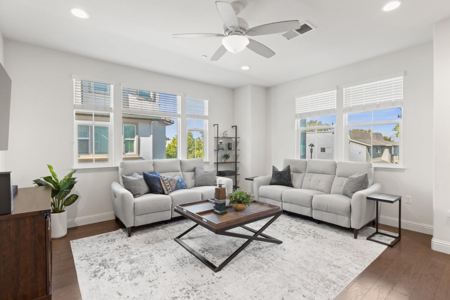 4593 Huntington Lane