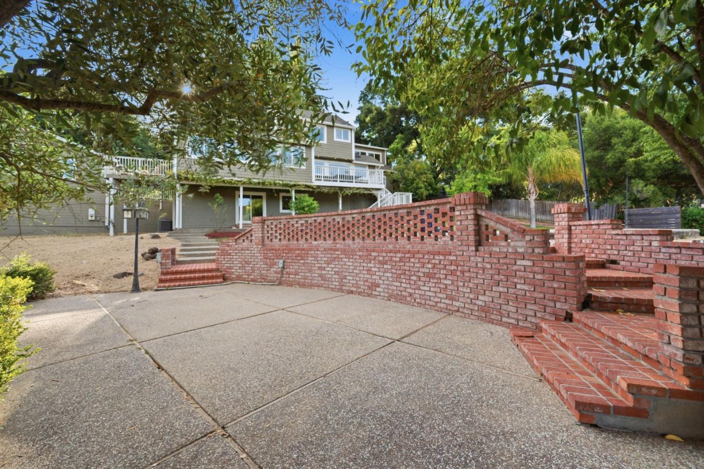 18300 Lakeview Court