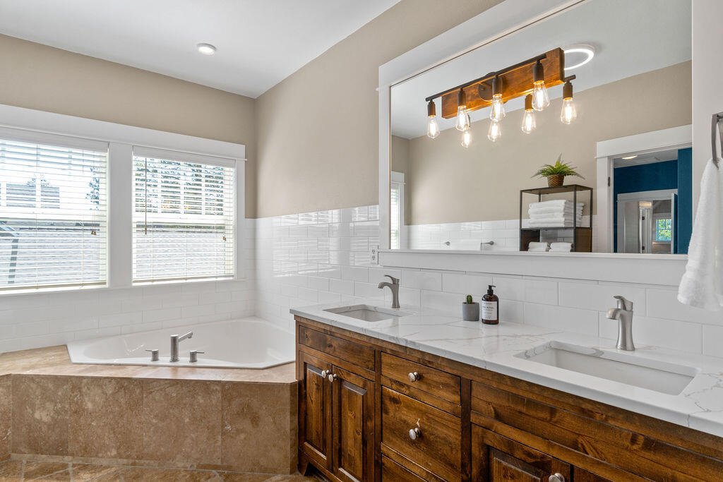 875 NW Fort Clatsop Street