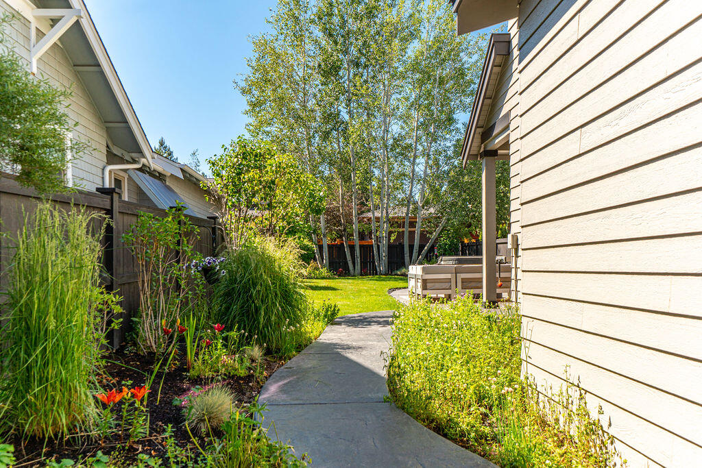 875 NW Fort Clatsop Street