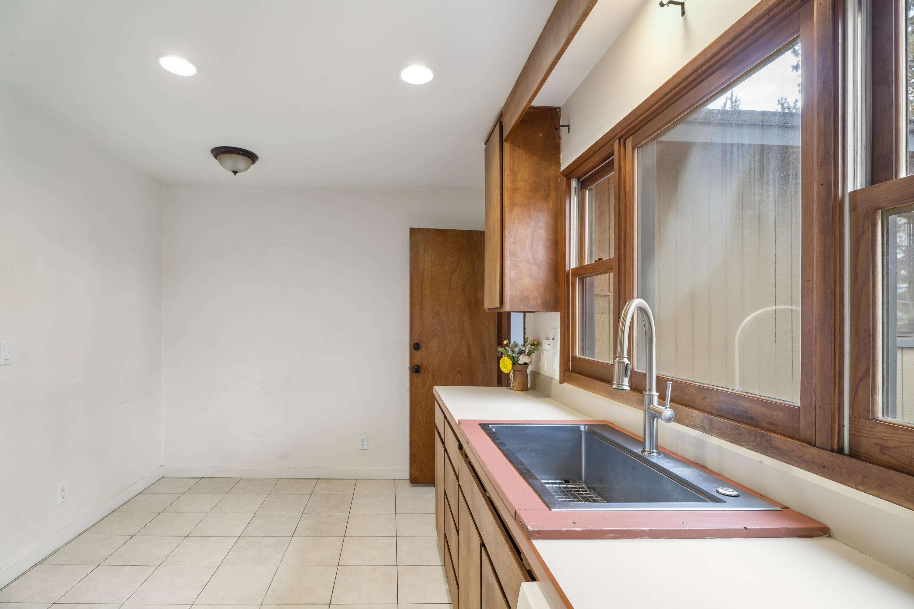 851 NE 8th Street