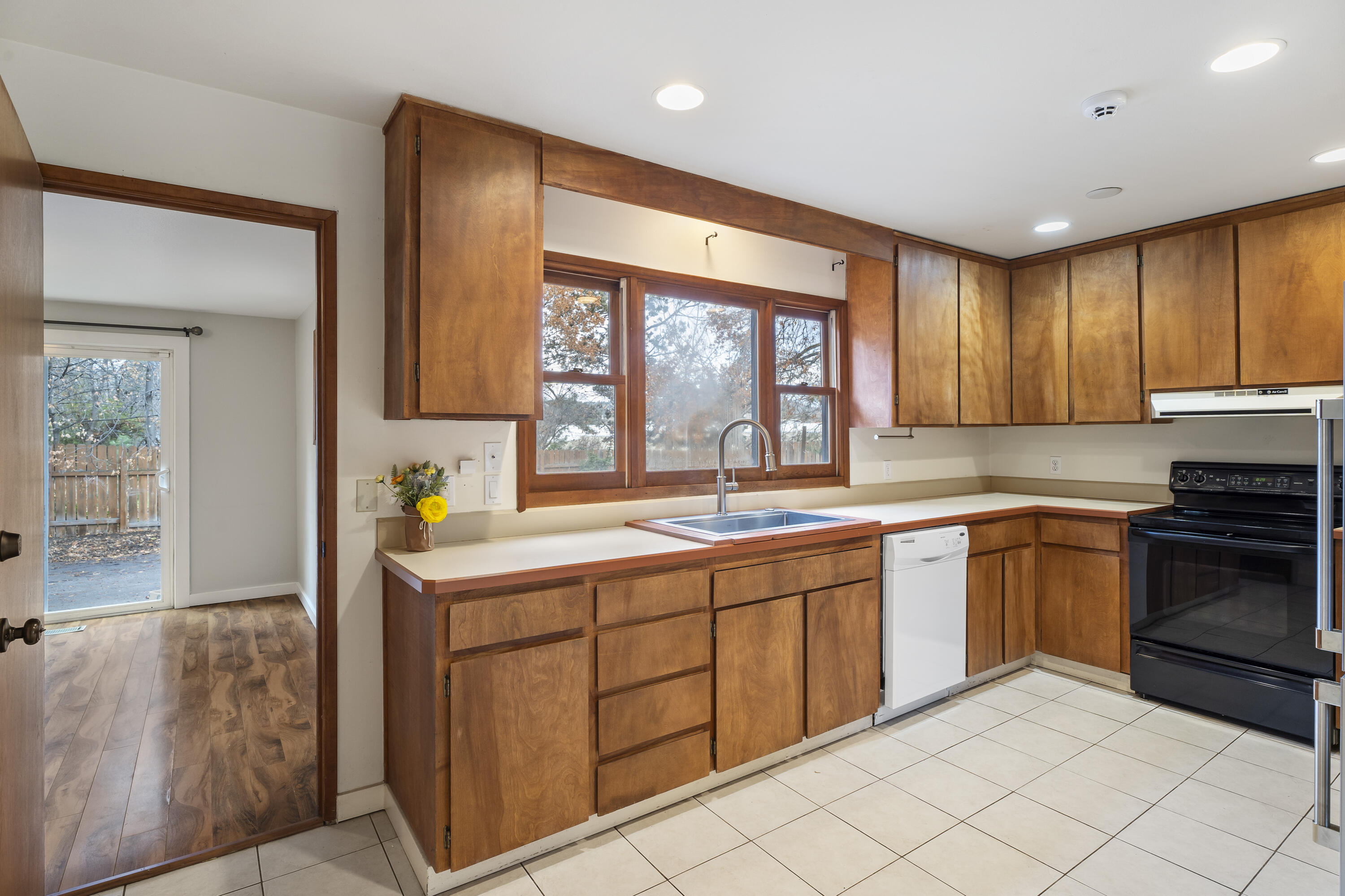 851 NE 8th Street