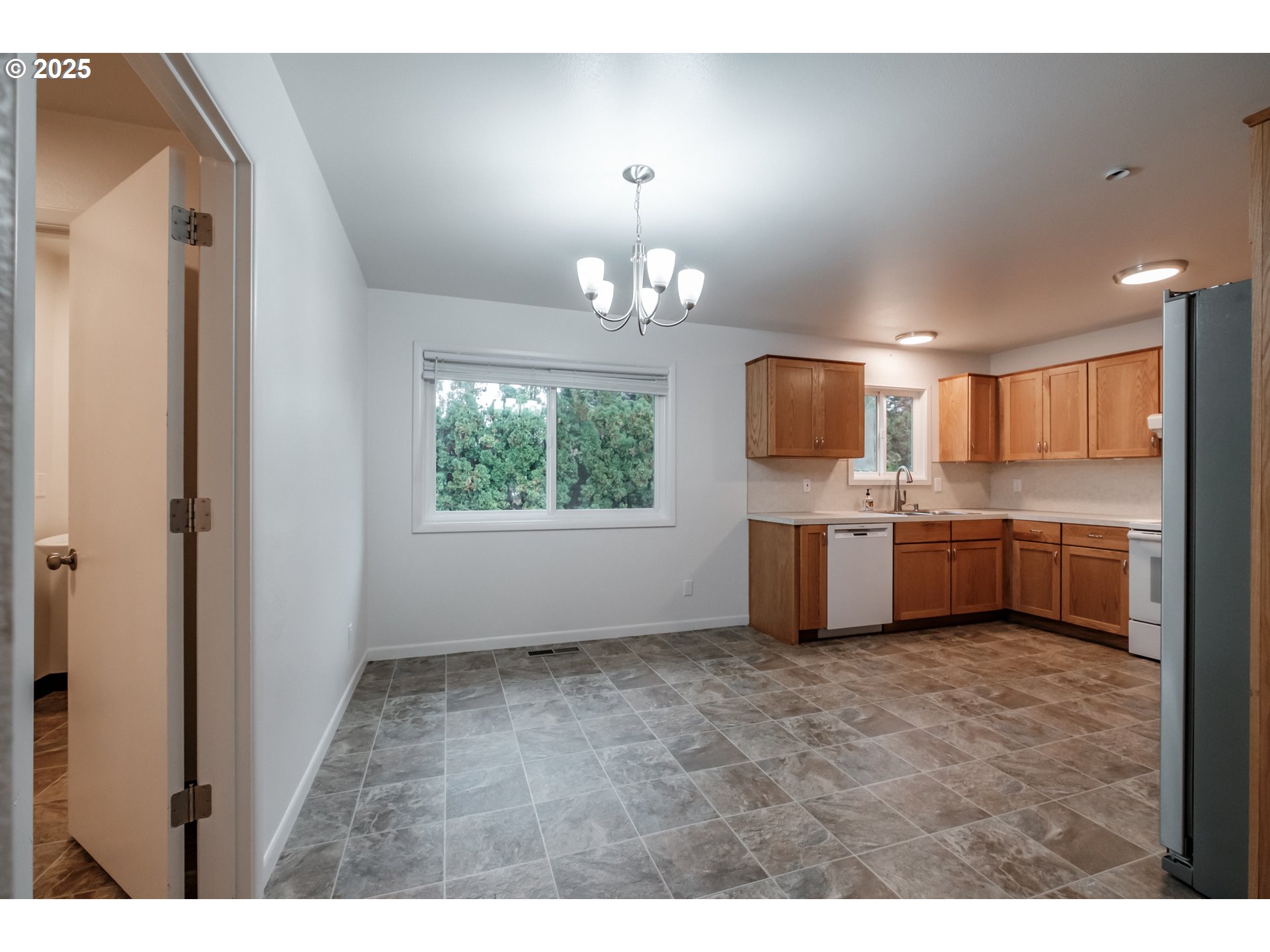 587 SW RIVER DR
