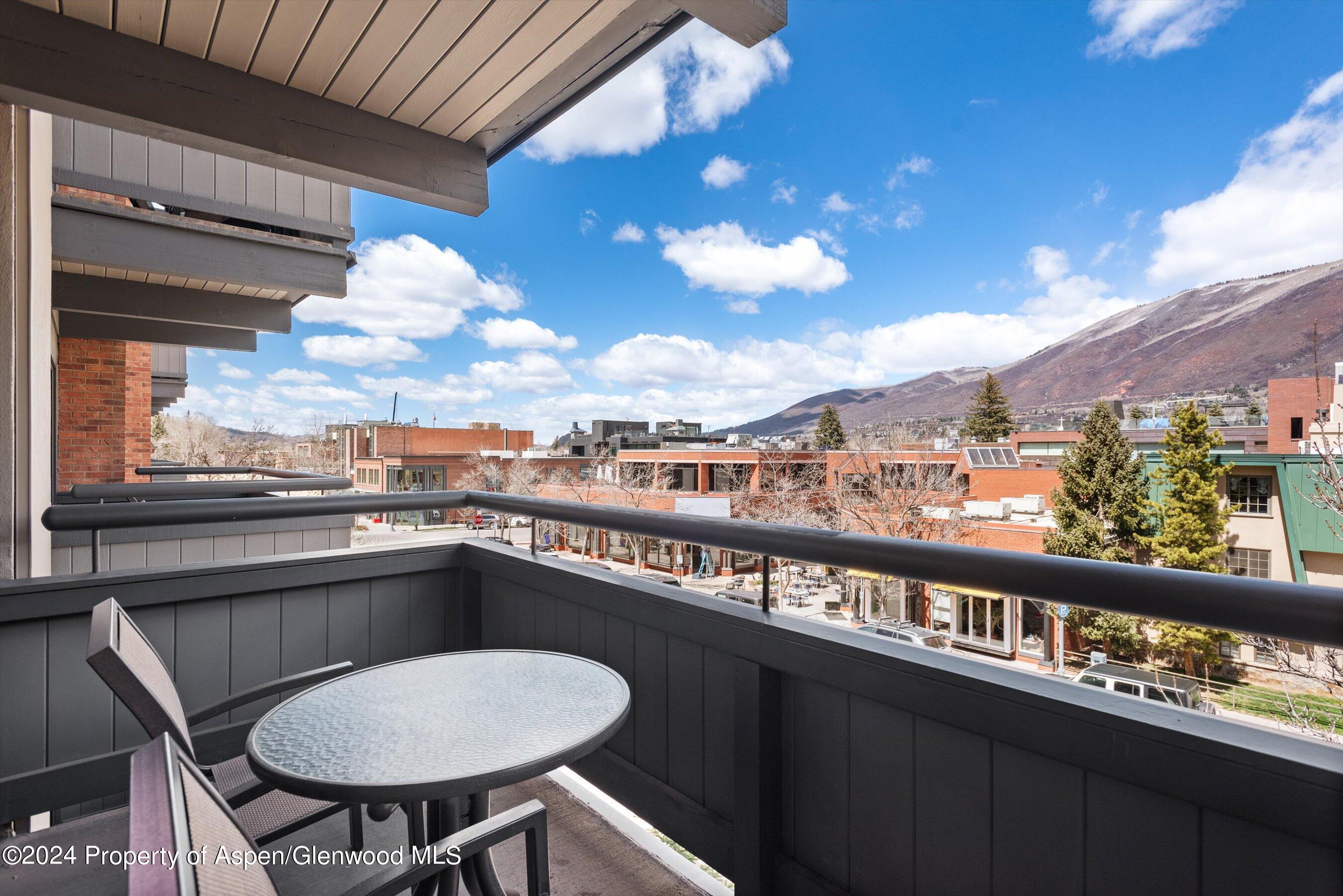 617 E Cooper Avenue, 302