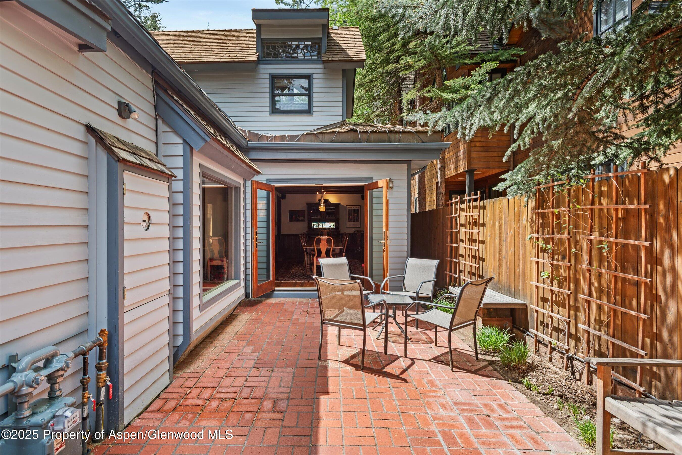 126 W FRANCIS Street