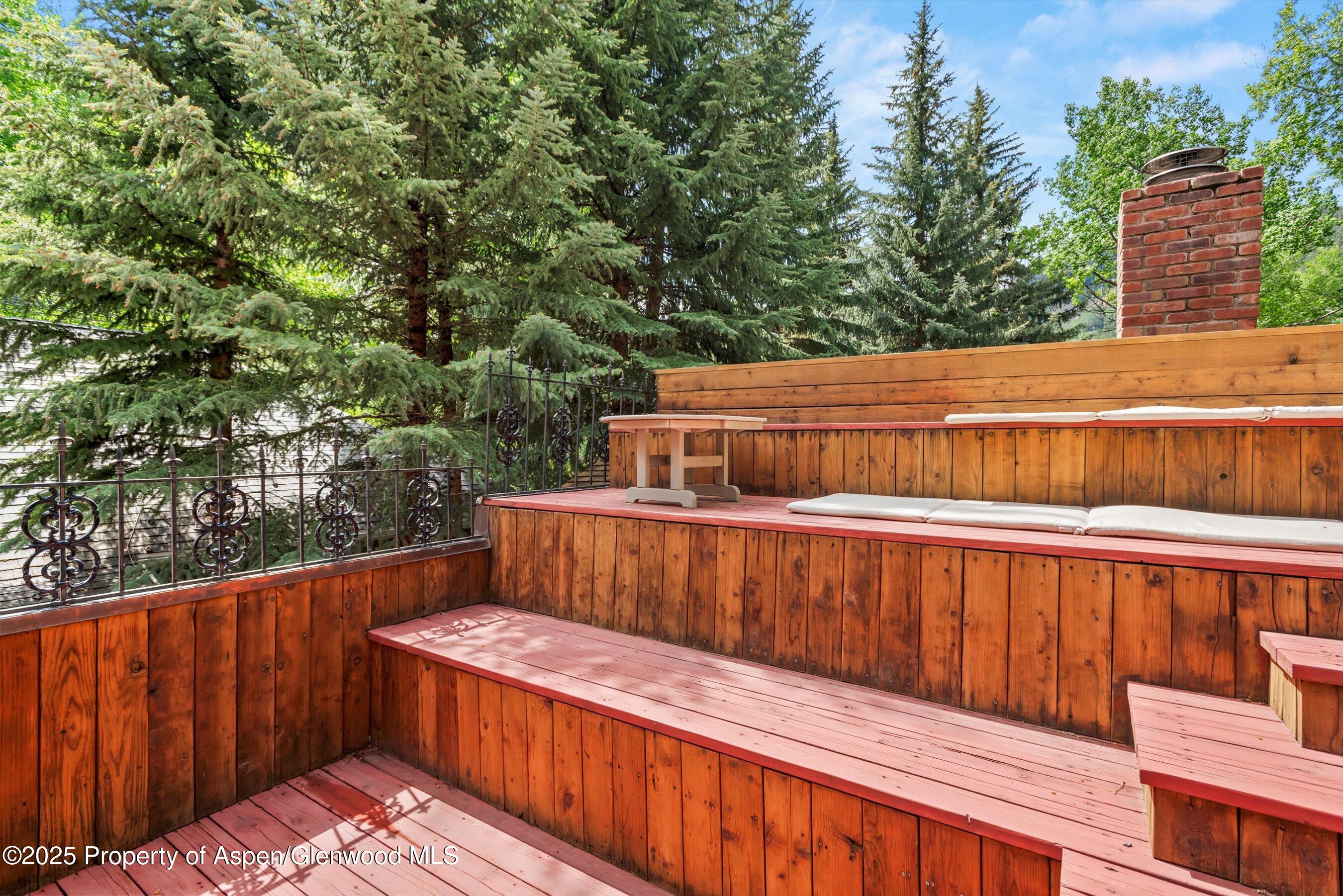 126 W FRANCIS Street