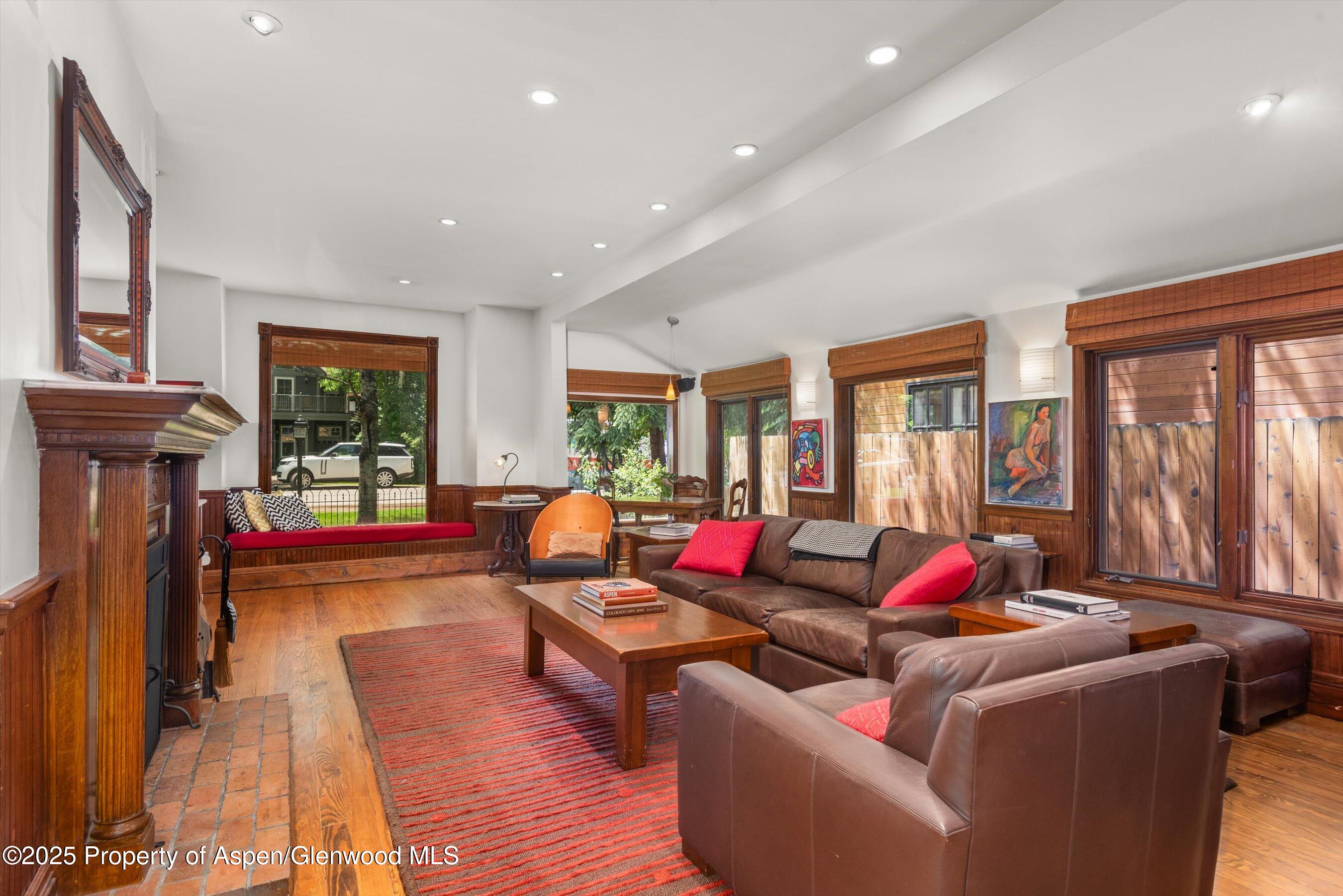 126 W FRANCIS Street