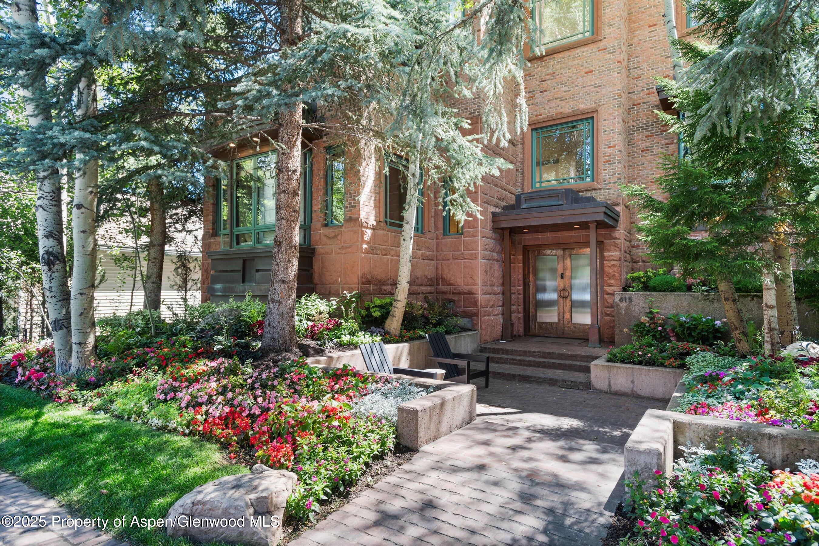 615 E HOPKINS Avenue