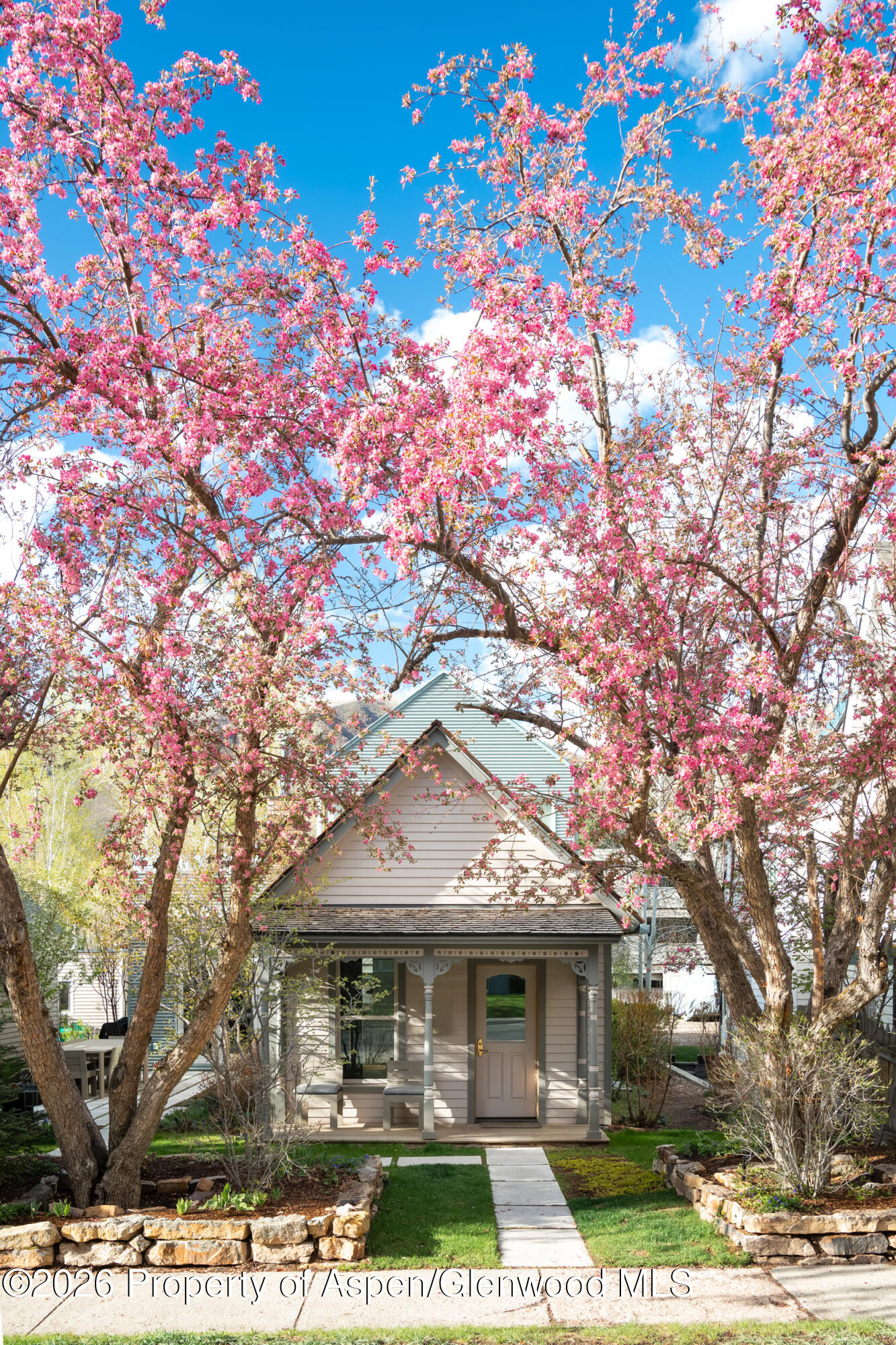 1006 E Cooper Avenue