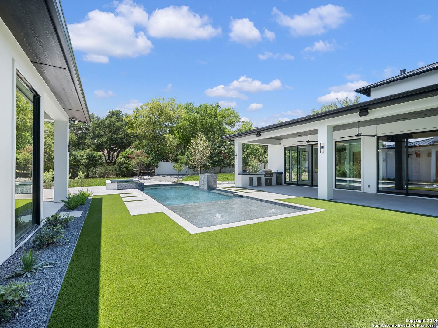 29 VINEYARD DR