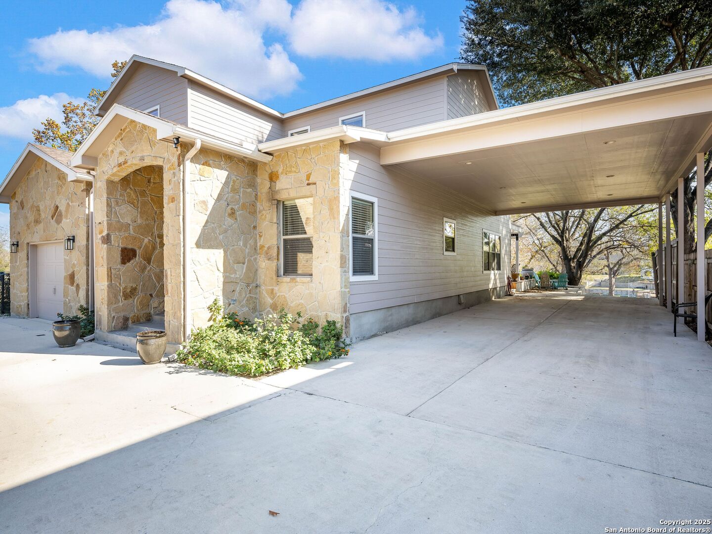 705 RIDGEROAD DR