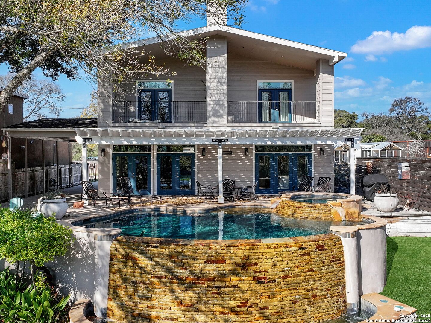 705 RIDGEROAD DR