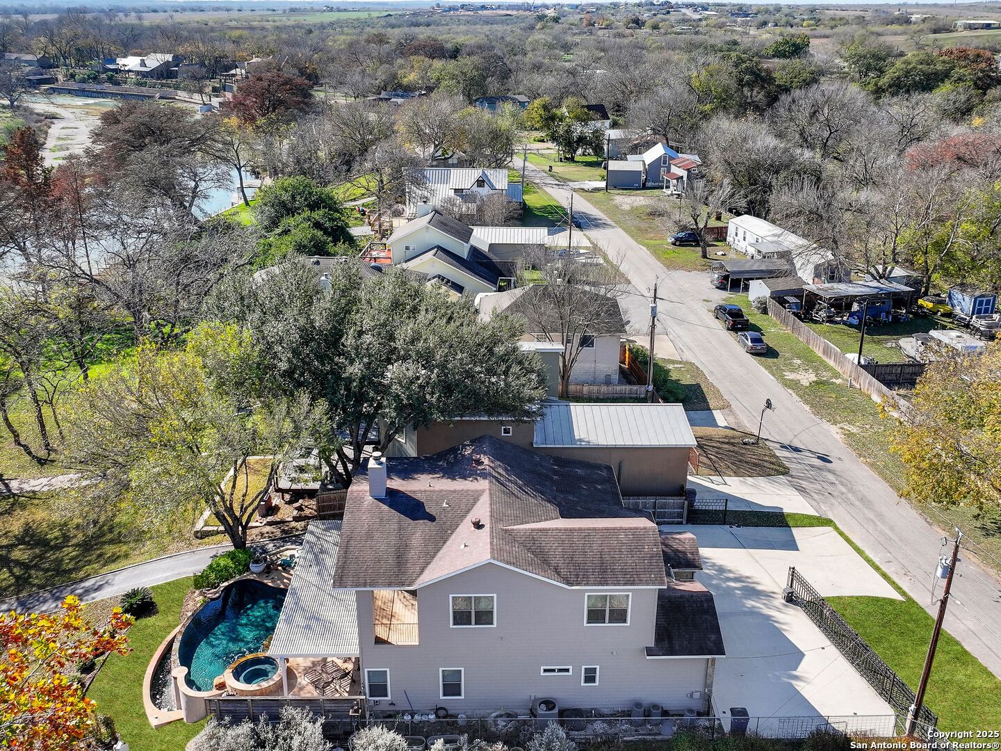 705 RIDGEROAD DR