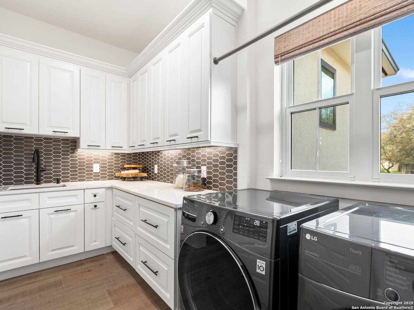 8030 Colonial Woods
