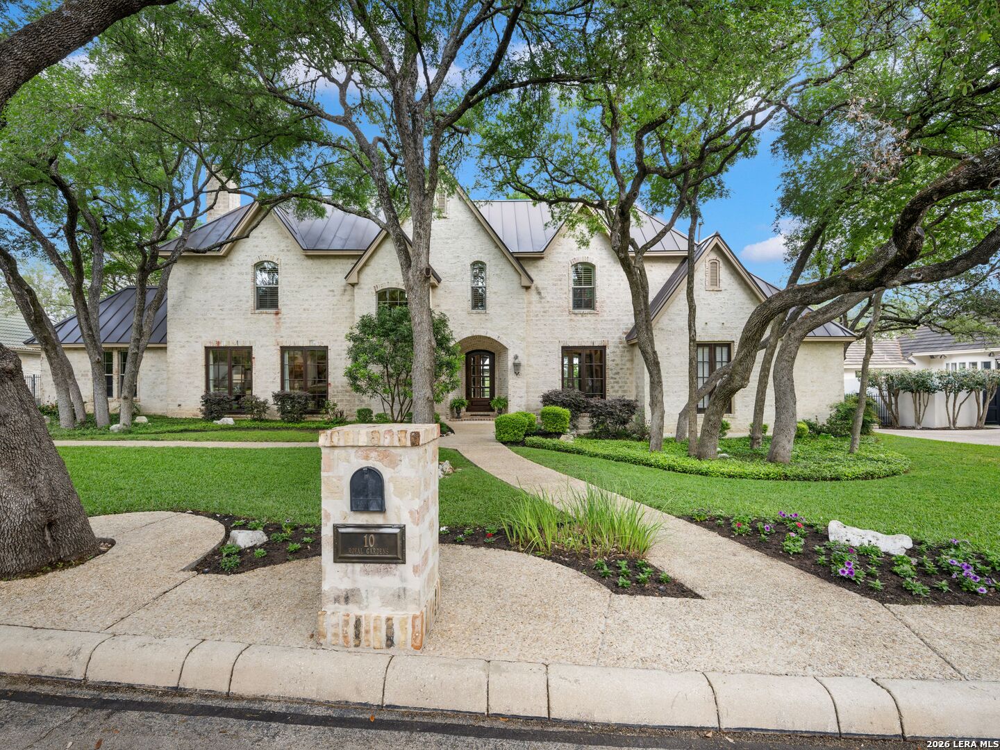 10 Royal Gardens Drive