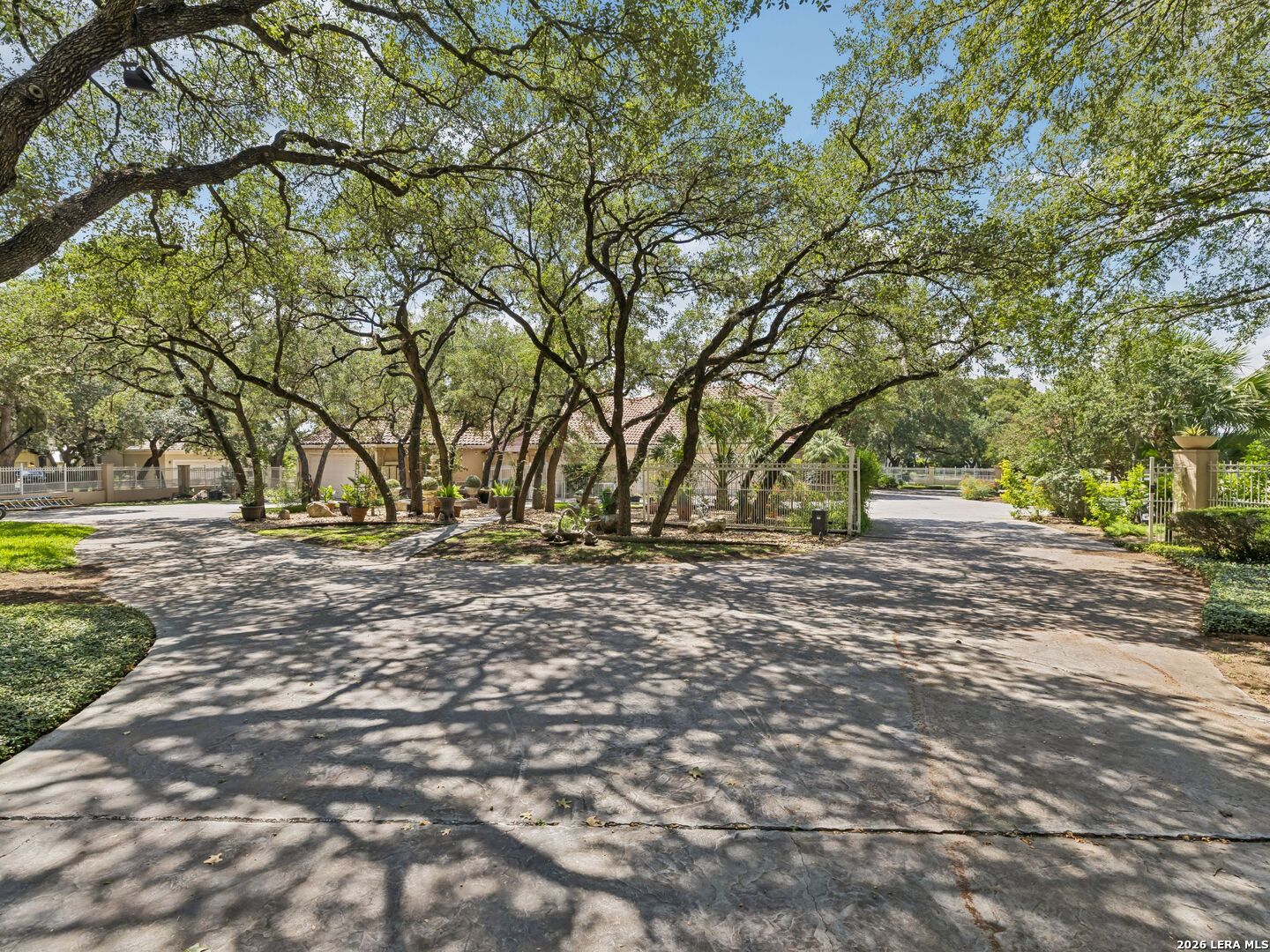 2 Galleria Drive