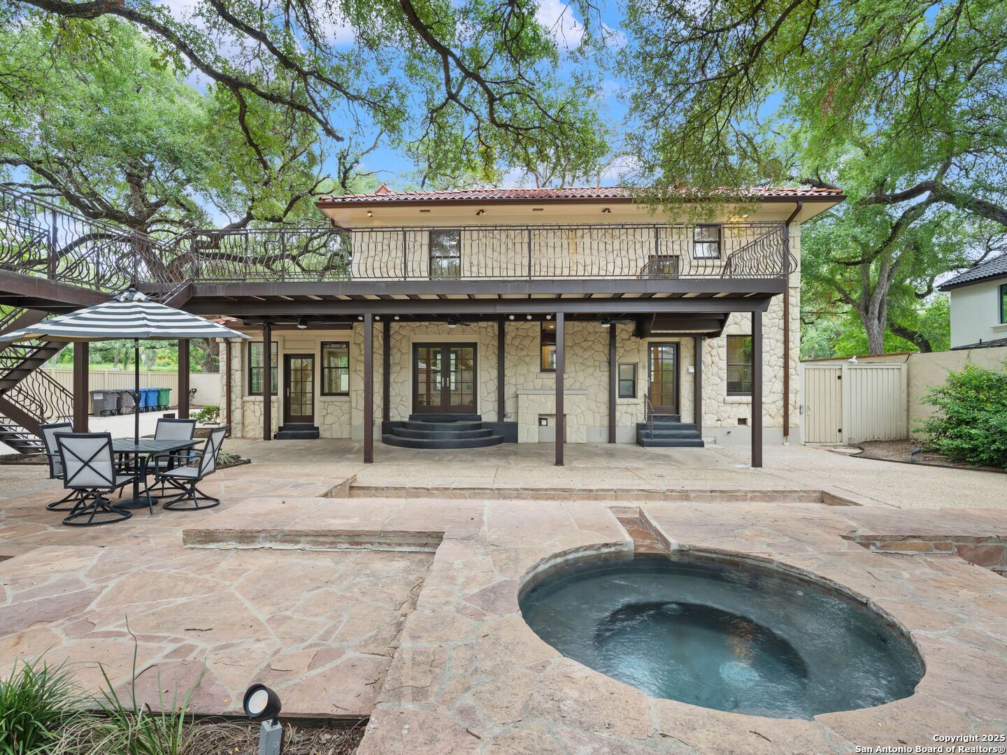 421 E Hildebrand