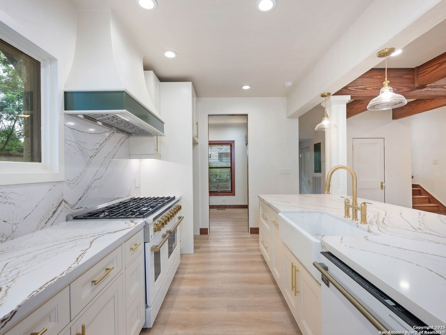 421 E Hildebrand