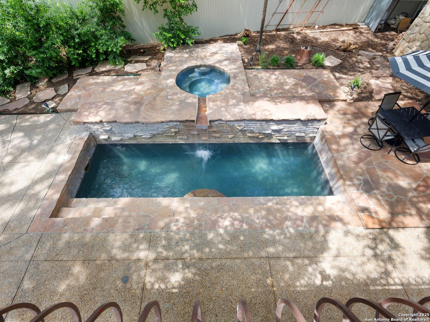 421 E Hildebrand