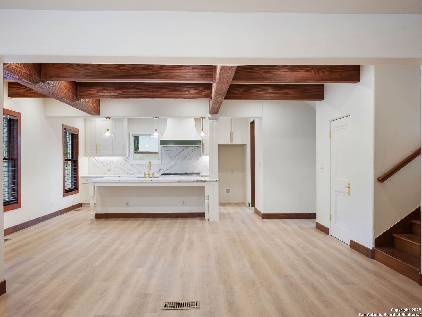 421 E Hildebrand