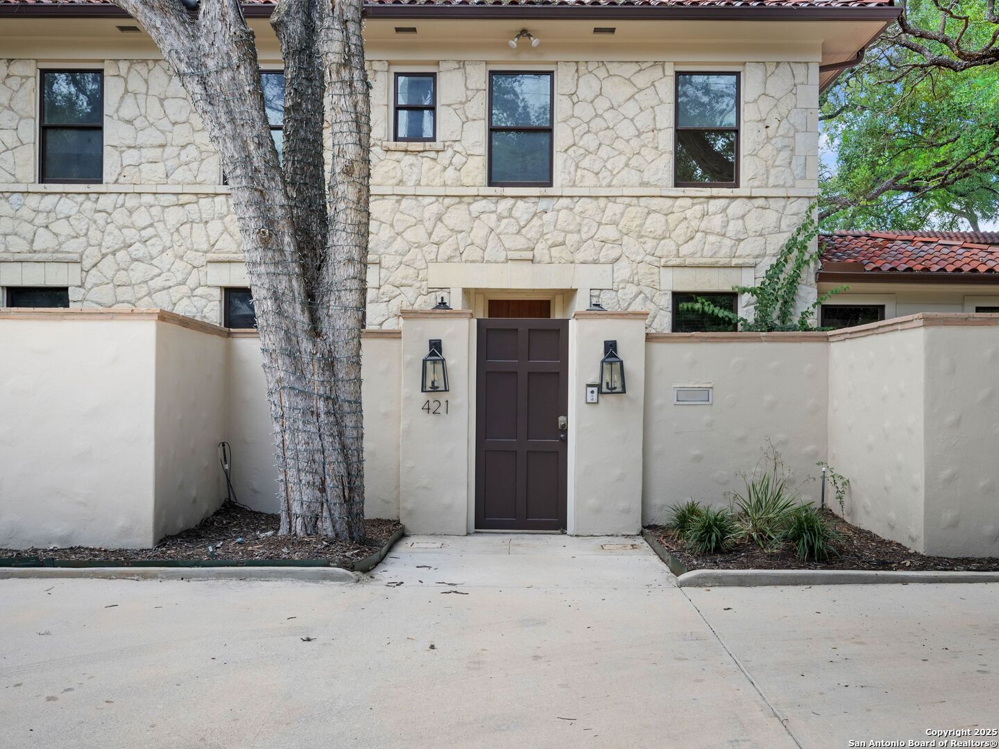421 E Hildebrand