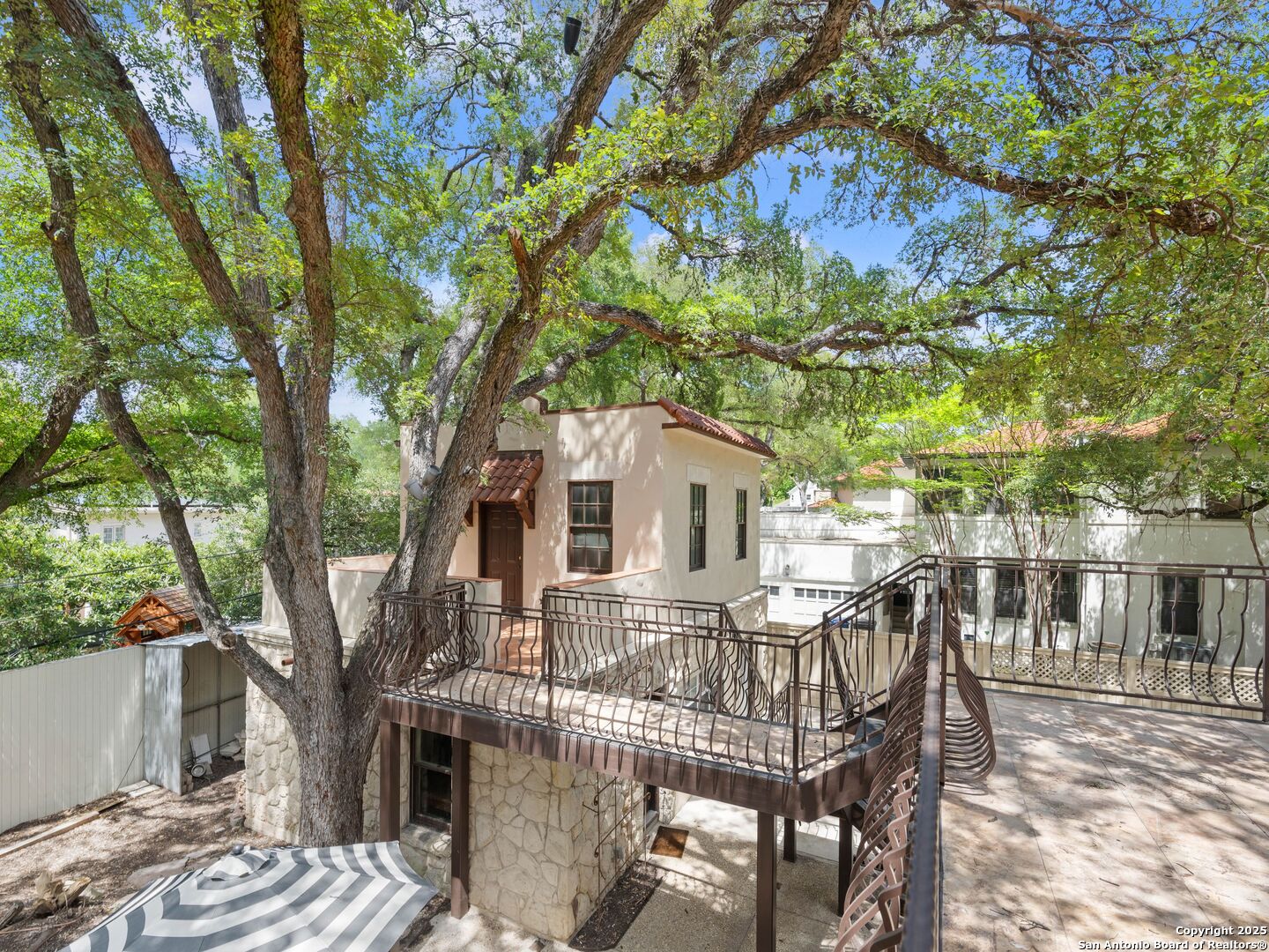 421 E Hildebrand