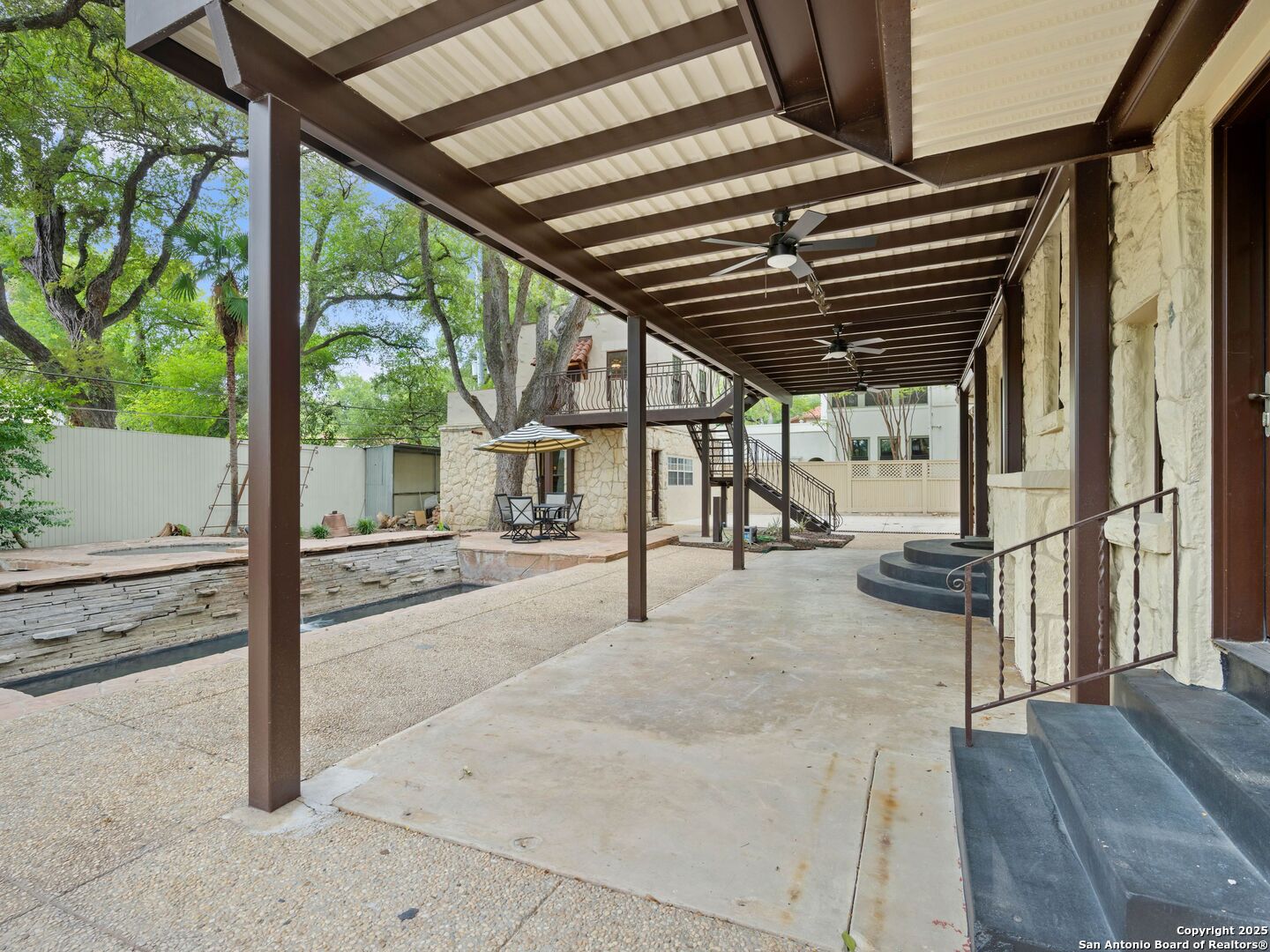 421 E Hildebrand